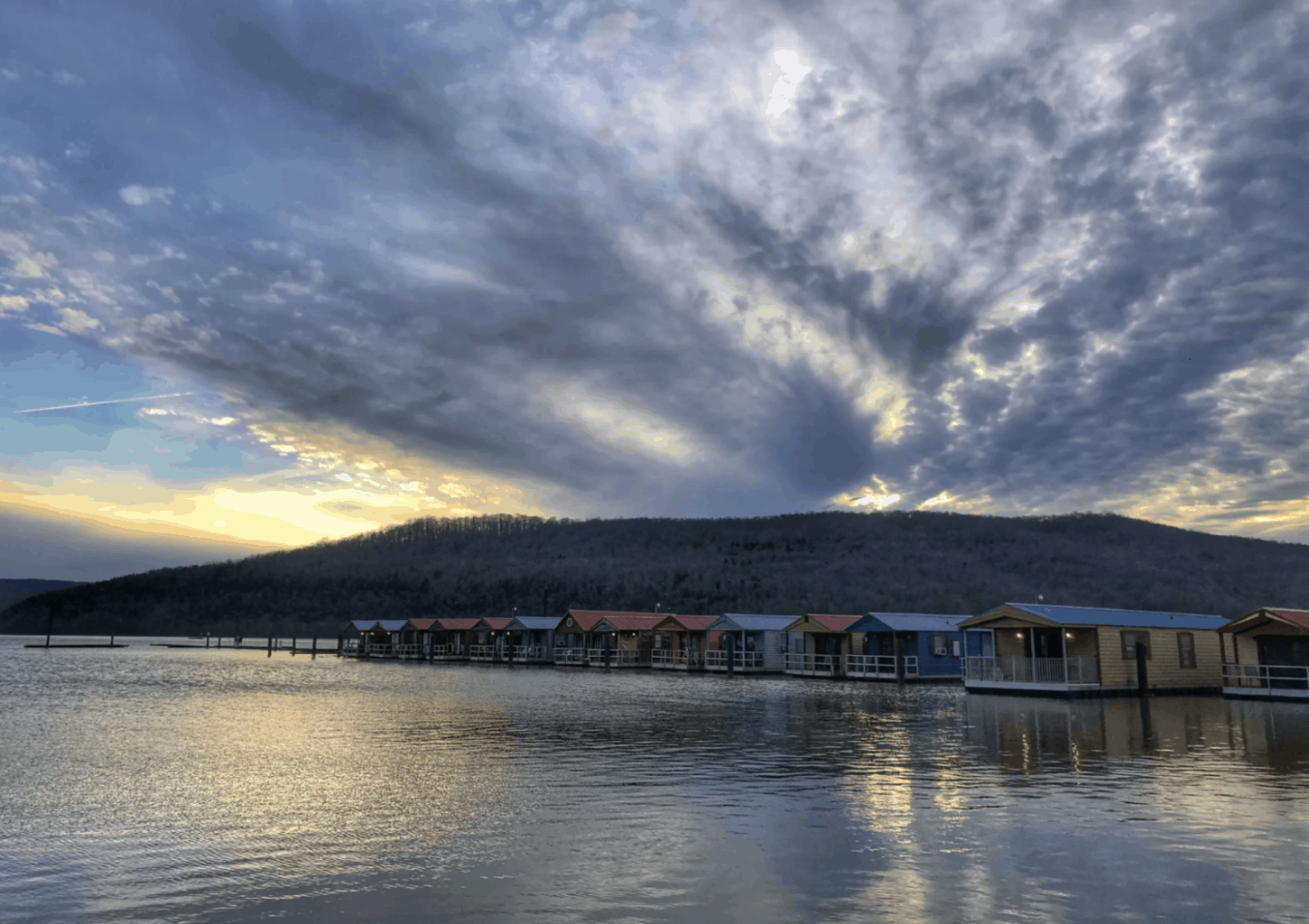 Get away to a floating cabin in Tennessee. Family Vacations US