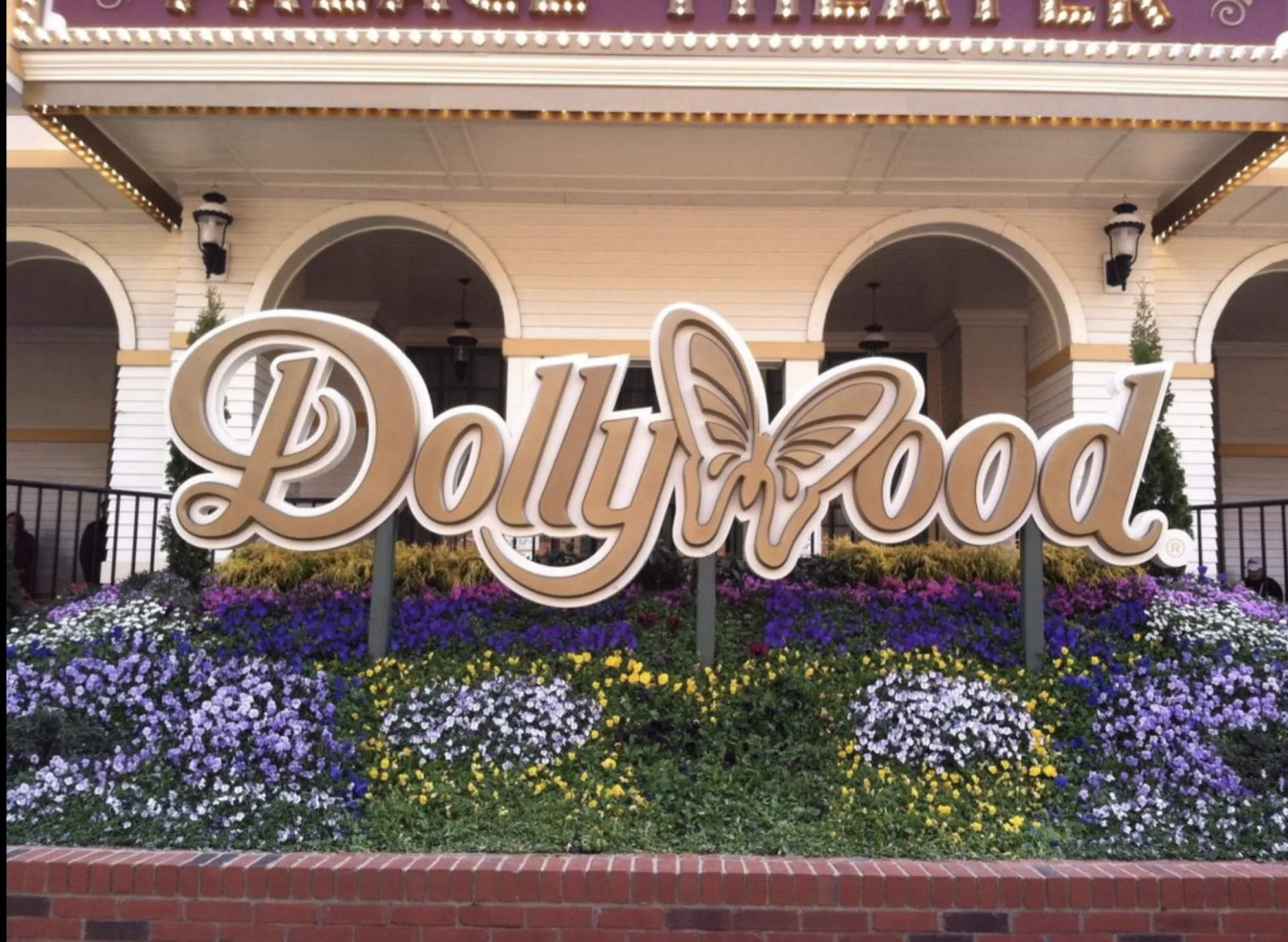Guide To Dollywood - Family Vacations Us